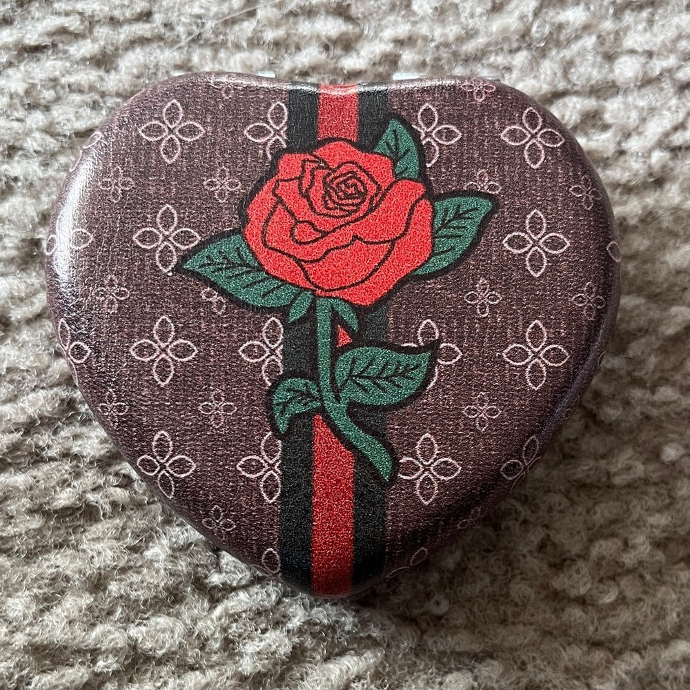 2-1 Heart-Shaped Rose Patterned Mirror and Magnifying Glass
